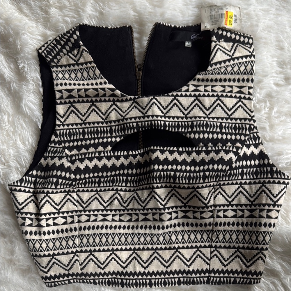 Black and White Graphic Crop Tank Top
